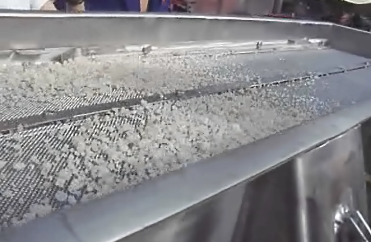 有效解決振動篩篩網(wǎng)使用壽命短的原因及措施